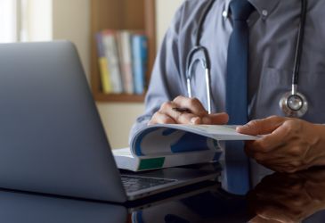 Unscharfer Krankenhausflur mit Personen im Hintergrund, Symbolbild für Klinikalltag und medizinische Versorgung