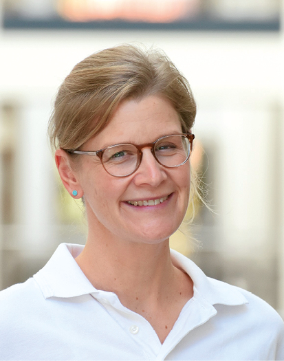 Arzt im weißen Kittel mit Stethoskop über der Schulter, Symbolbild für medizinische Versorgung und Patientenbetreuung.